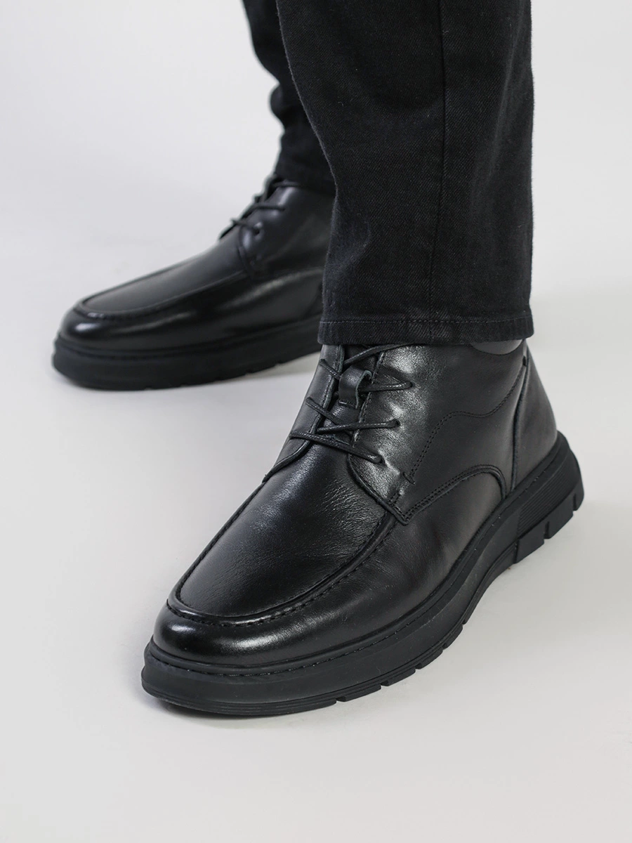 Ботинки черного цвета с молнией и шнуровкой